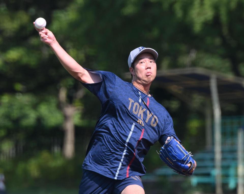 　キャッチボールをする青柳（撮影・堀内翔）