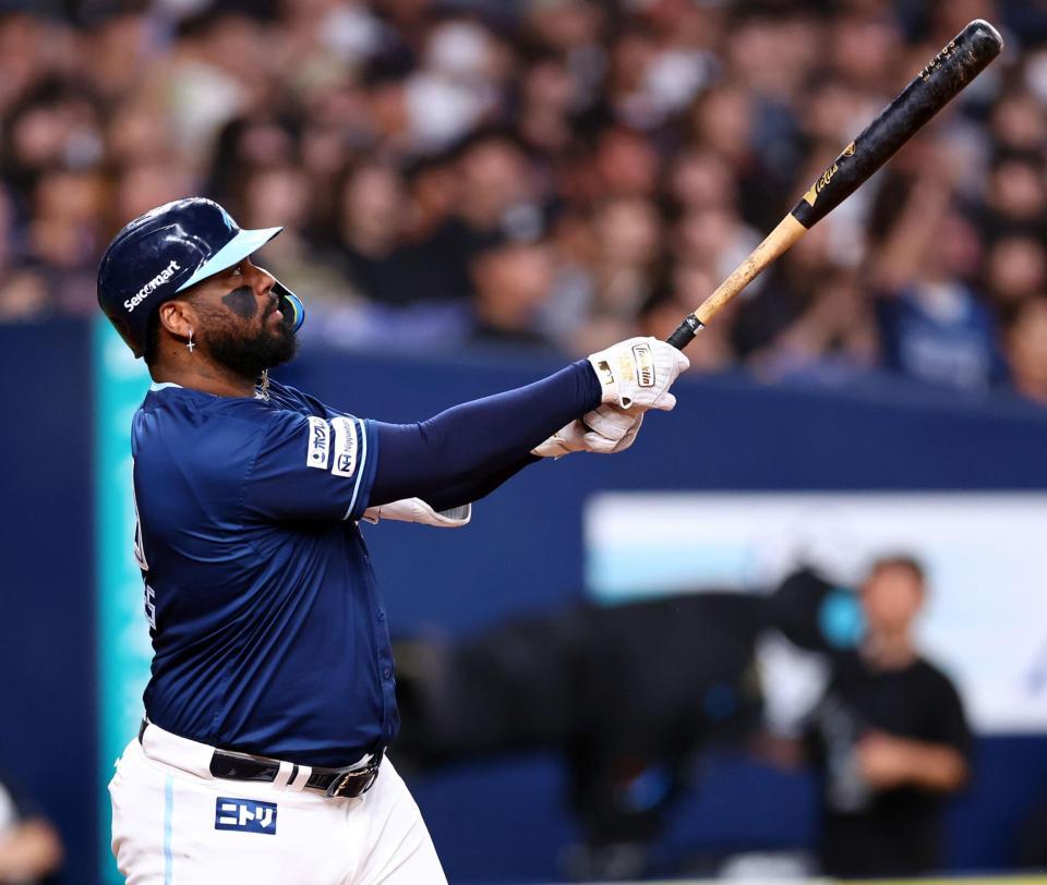 　４回、中越えに２ランを放つレイエス（撮影・山口登）