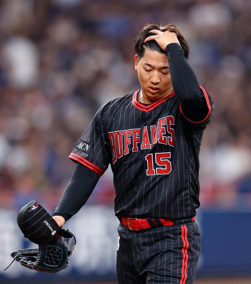　３回、３失点し悔しそうにベンチに戻る椋木（撮影・山口登）
