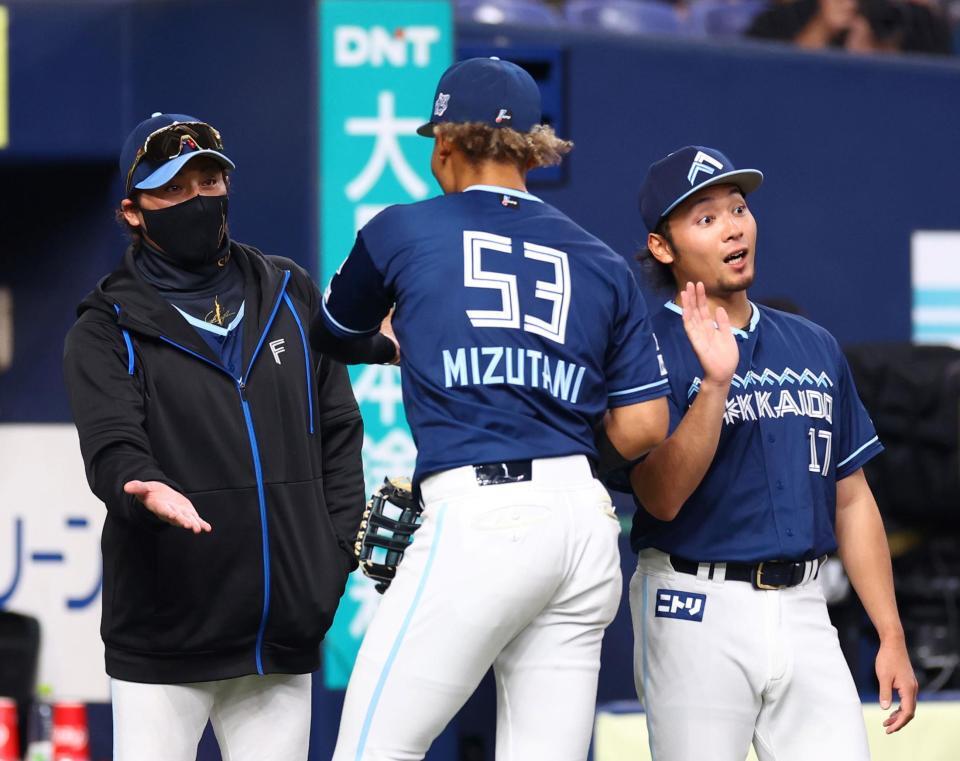 　オリックスに快勝し、ナインを迎える新庄監督（左）と伊藤（撮影・山口登）