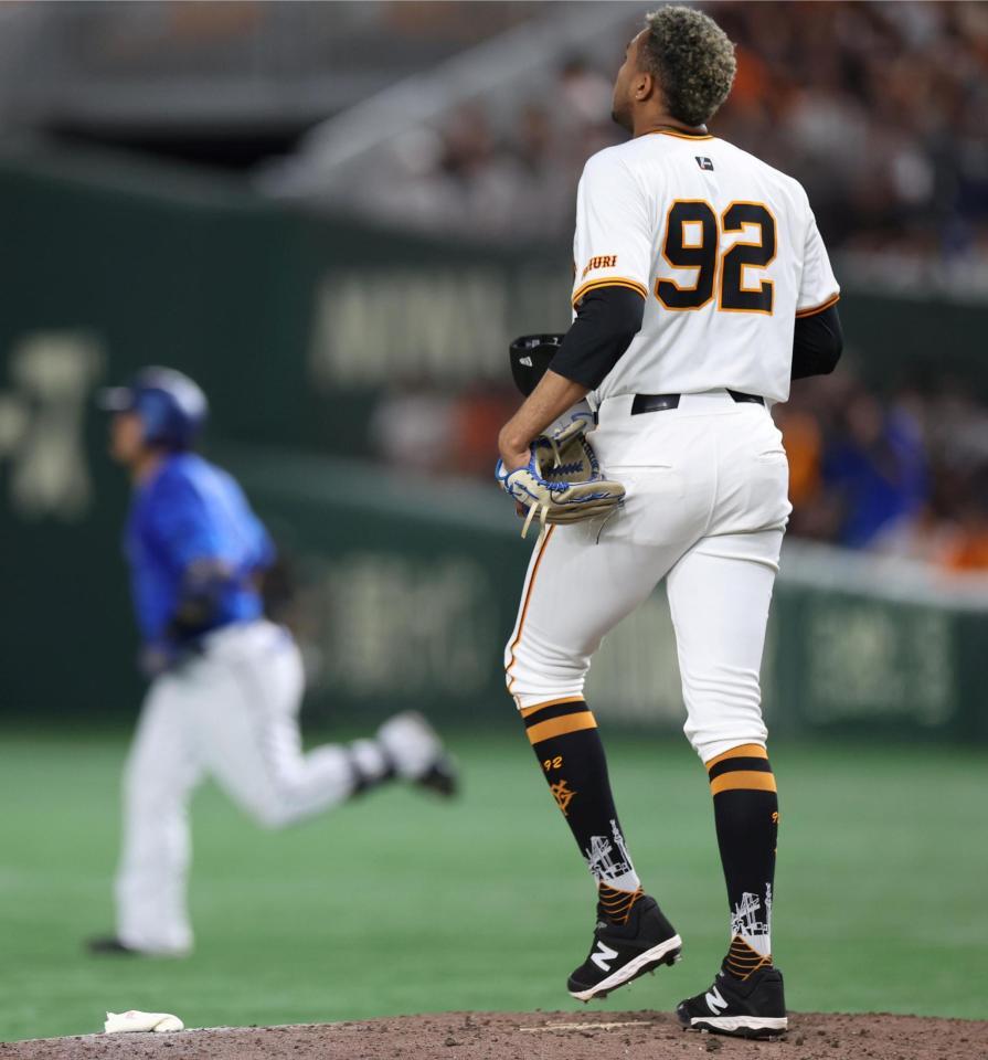 　９回、宮崎（左）に同点ソロを打たれたマルティネス（撮影・吉澤敬太）