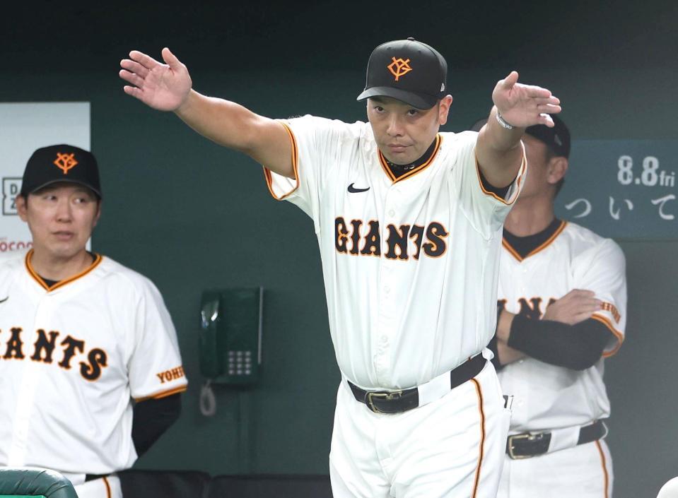 　５回、泉口の二盗アウトの判定を巡り、リクエストする阿部監督（撮影・吉澤敬太）