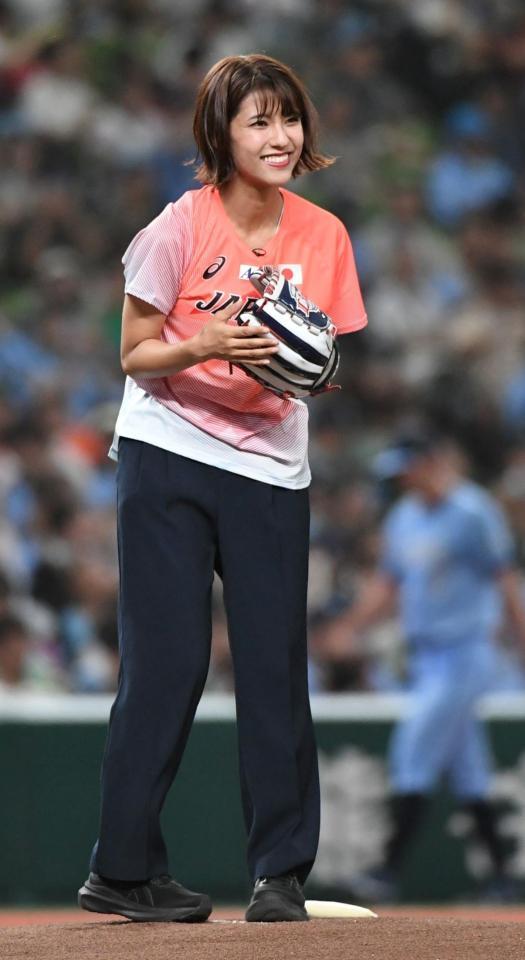 　セレモニアルピッチに挑戦するＴＢＳ・御手洗菜々アナ（撮影・佐藤厚）