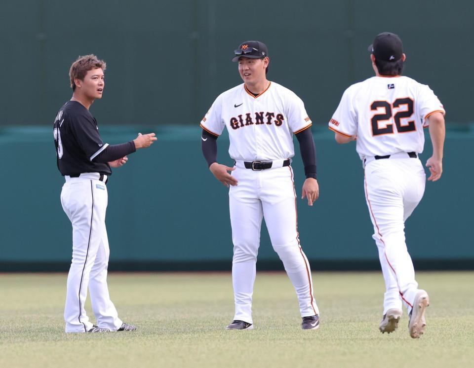 　石川慎（左）と話す岡本（中央）＝撮影・西岡正