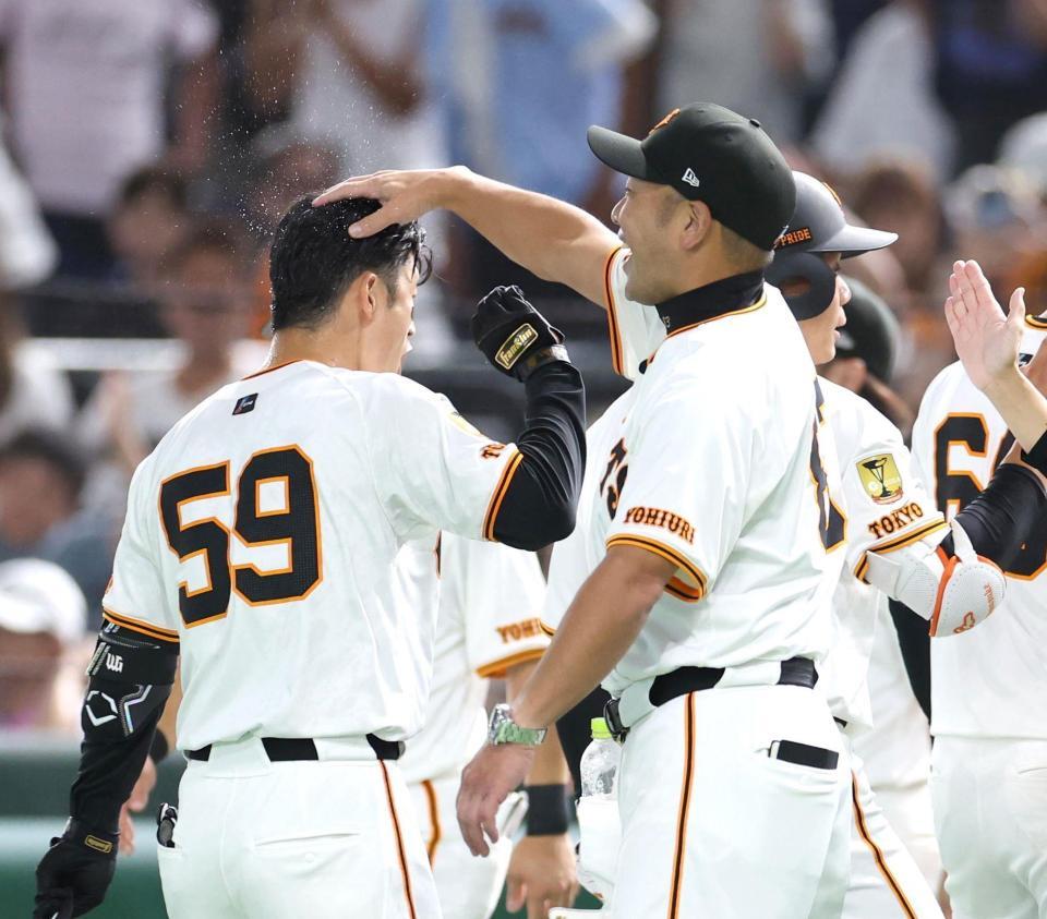 　サヨナラ打を放った若林（左）を笑顔で迎える阿部監督（撮影・吉澤敬太）