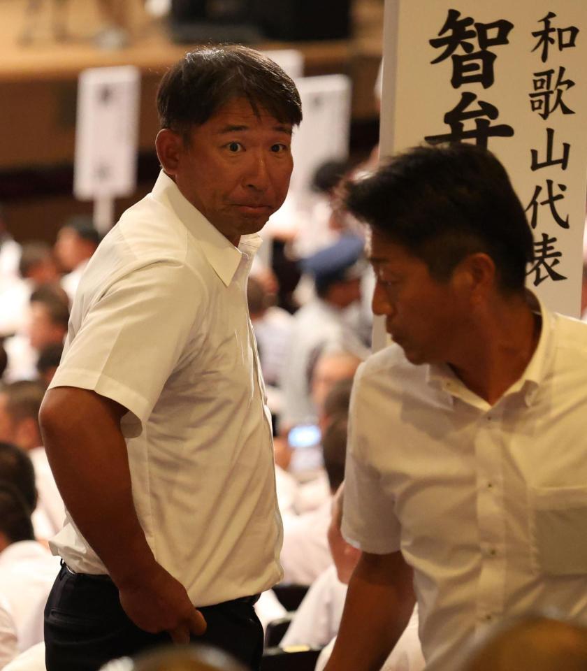 　抽選会を終え、席を立つ智弁和歌山・中谷仁監督（撮影・中田匡峻）