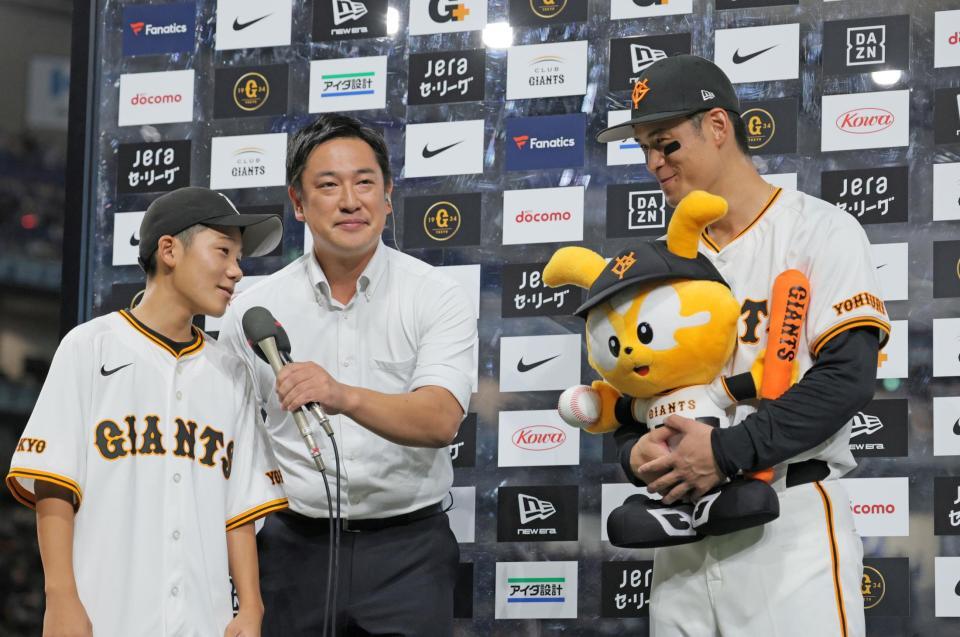 　試合後、少年からインタビューを受けにやける若林（撮影・吉澤敬太）