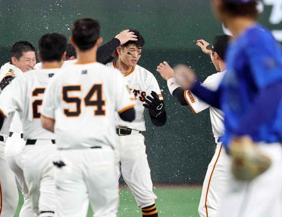 　９回、サヨナラ二塁打を放ち、ナインに祝福される若林（中央）