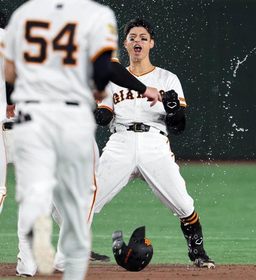 　９回、サヨナラ二塁打を放ち、喜ぶ若林