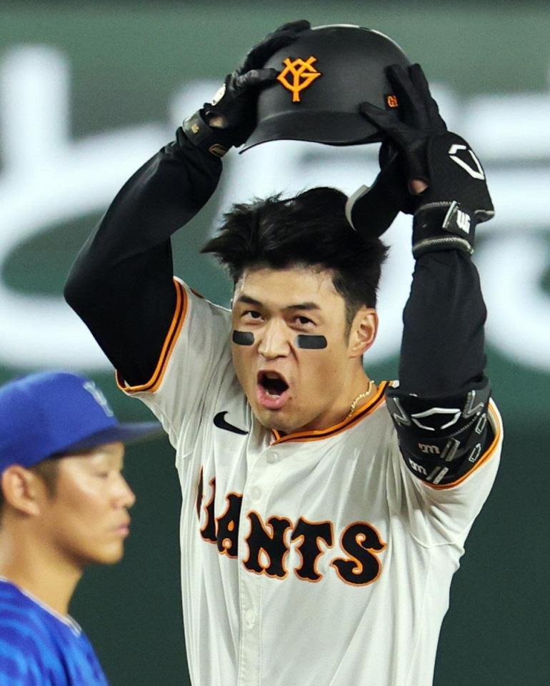 　９回、サヨナラ二塁打を放ち、喜ぶ若林