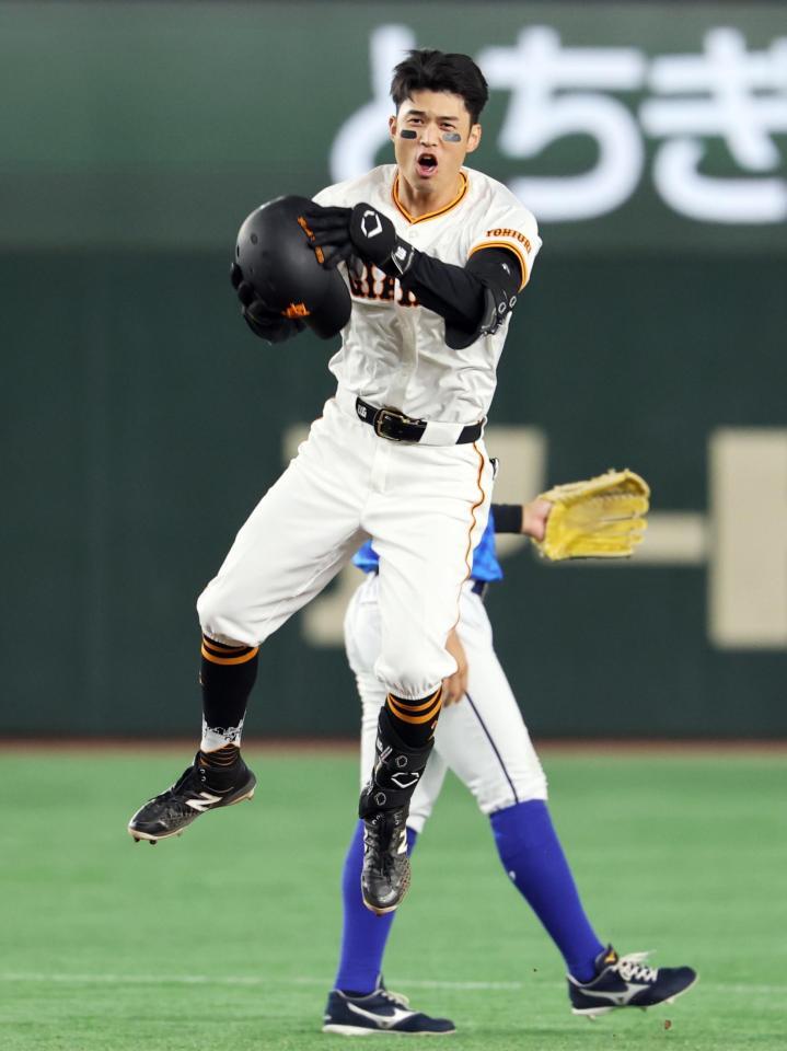 　９回、サヨナラ二塁打を放ち、喜ぶ若林