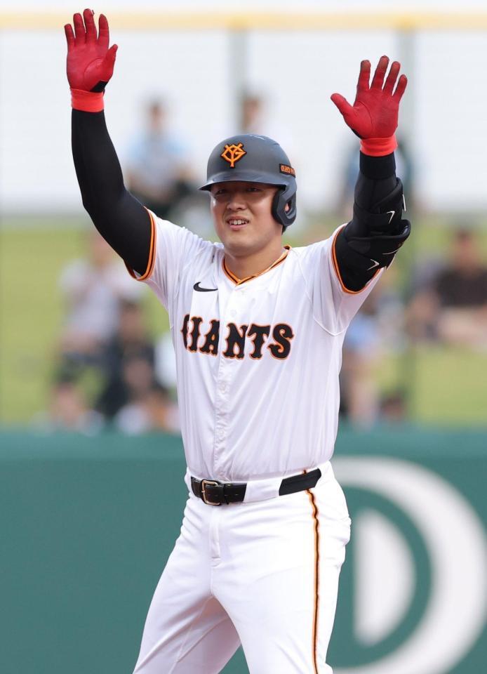 　１回、先制二塁打を放ち、ベンチへ向かって両手を上げる岡本（撮影・西岡正）