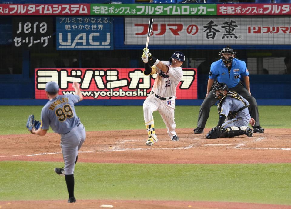 　４回、村上が先制の右前適時打を放つ（投手・ビーズリー）＝撮影・堀内翔