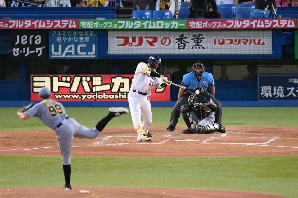 　２回、村上が中前打を放つ（投手・ビーズリー）＝撮影・堀内翔