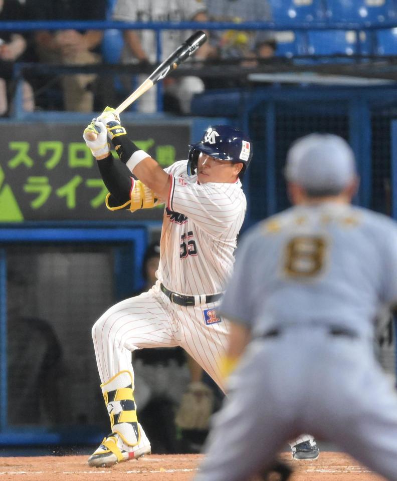 　４回、右線へ先制適時打を放つ村上（撮影・伊藤笙子）