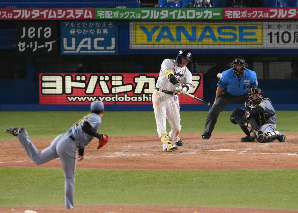 　５回、村上が中越えに２ランを放つ（投手・門別）＝撮影・堀内翔