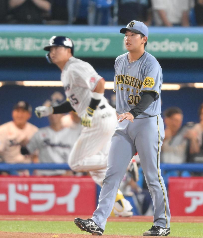 　５回、村上（奥）に２ランを浴びた門別（撮影・伊藤笙子）