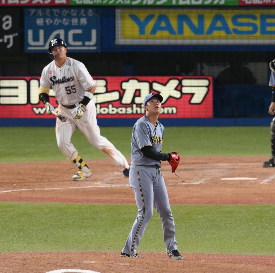 　５回、村上（後方）に２ランを浴びる門別（撮影・堀内翔