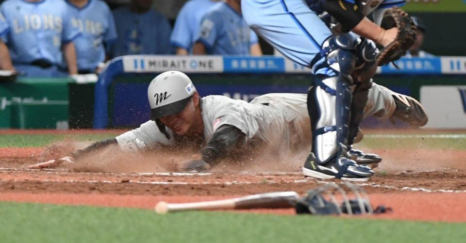 　９回、安田の中前打で二走・宮崎が生還（撮影・佐藤厚）