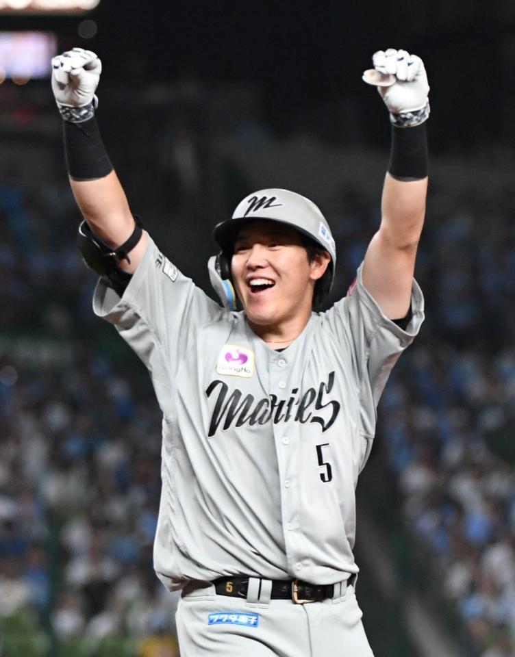 　９回、安田は中前に勝ち越し適時打を放ち、ベンチに向かってガッツポーズ（撮影・佐藤厚）