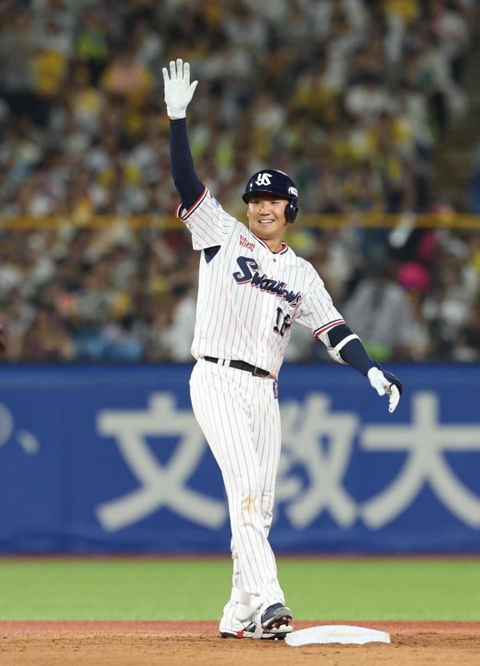 　５回、二塁打を放ち喜ぶ奥川（撮影・佐々木彰尚）