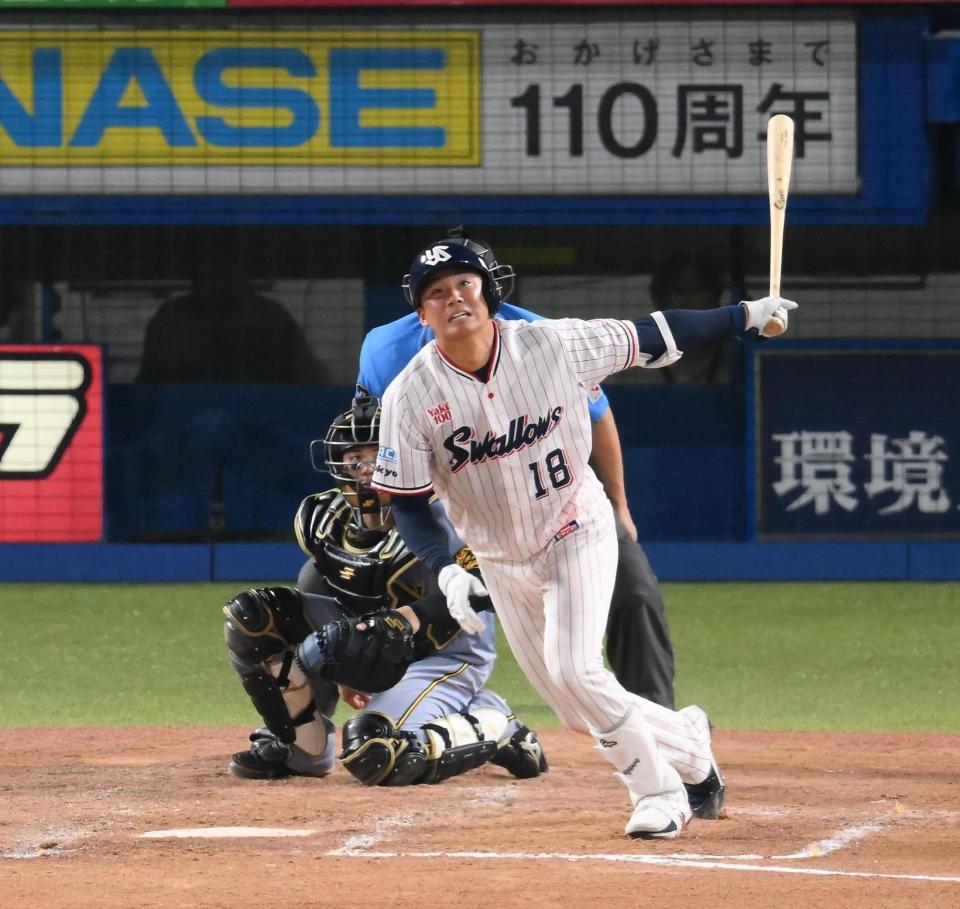 　５回、奥川が中越えに二塁打を放つ（撮影・堀内翔）