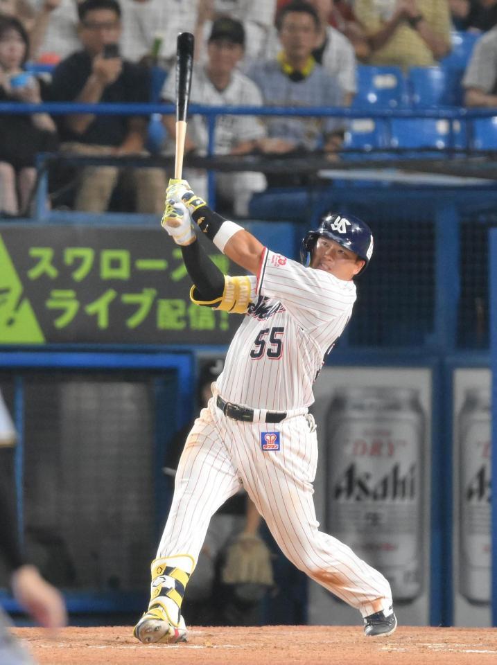 　５回、中越え２ランを放つ村上（撮影・伊藤笙子）