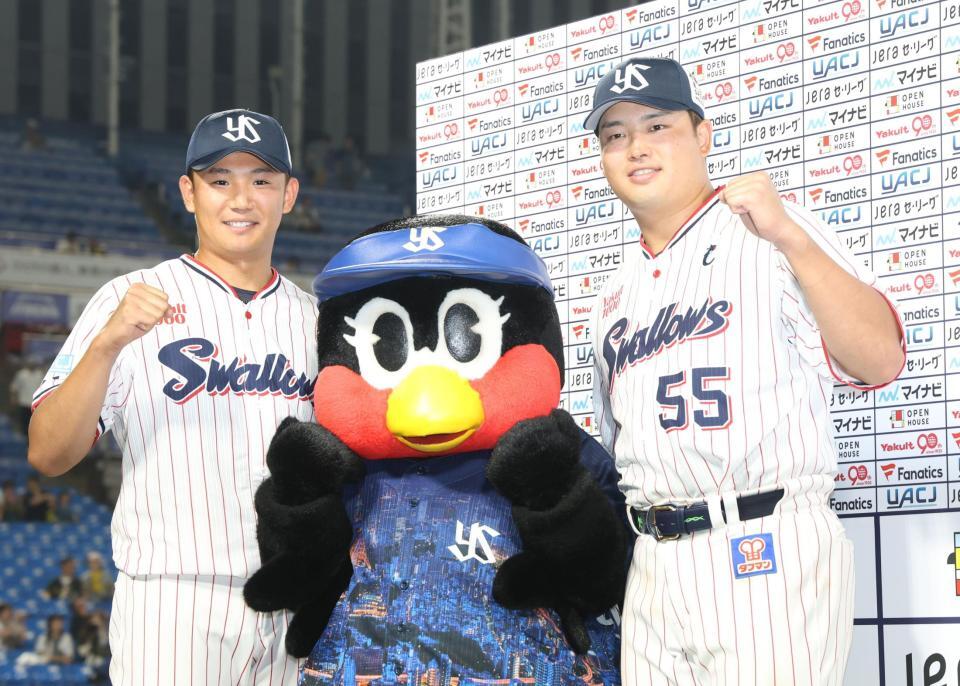 　こぶしを握る奥川（左）と村上（撮影・佐々木彰尚）