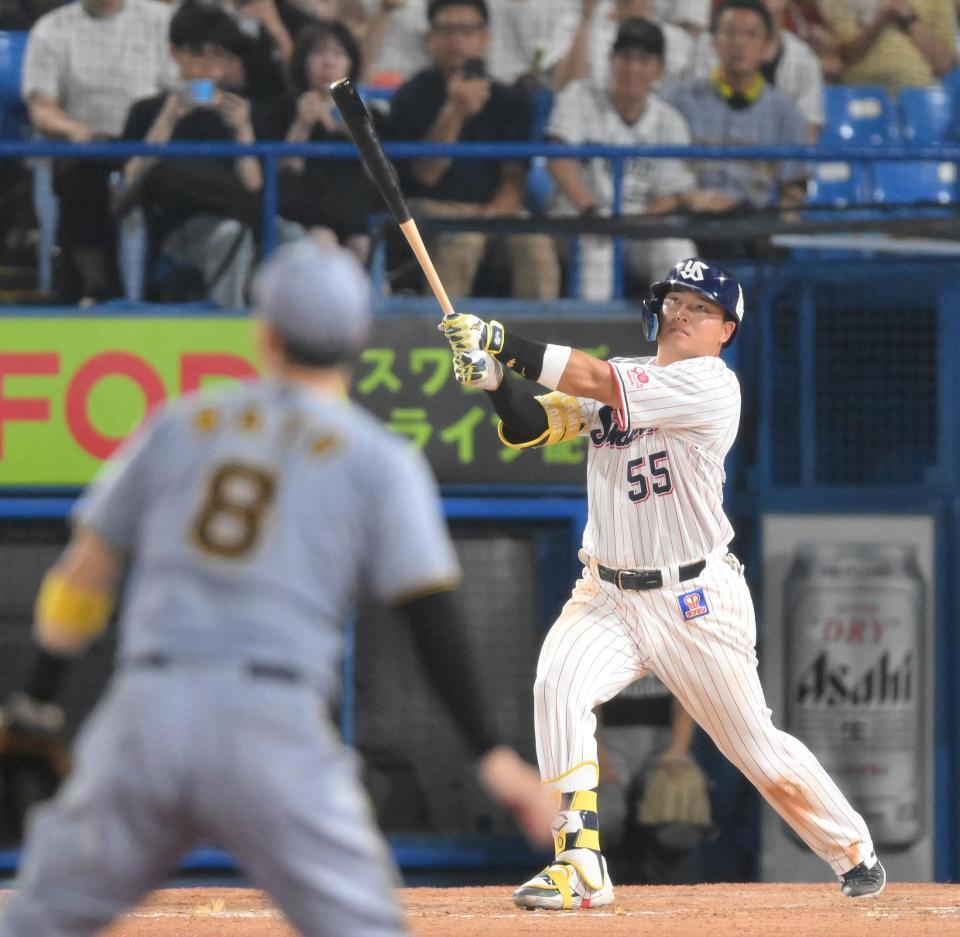 　５回、中越え２ランを放つ村上（撮影・伊藤笙子）