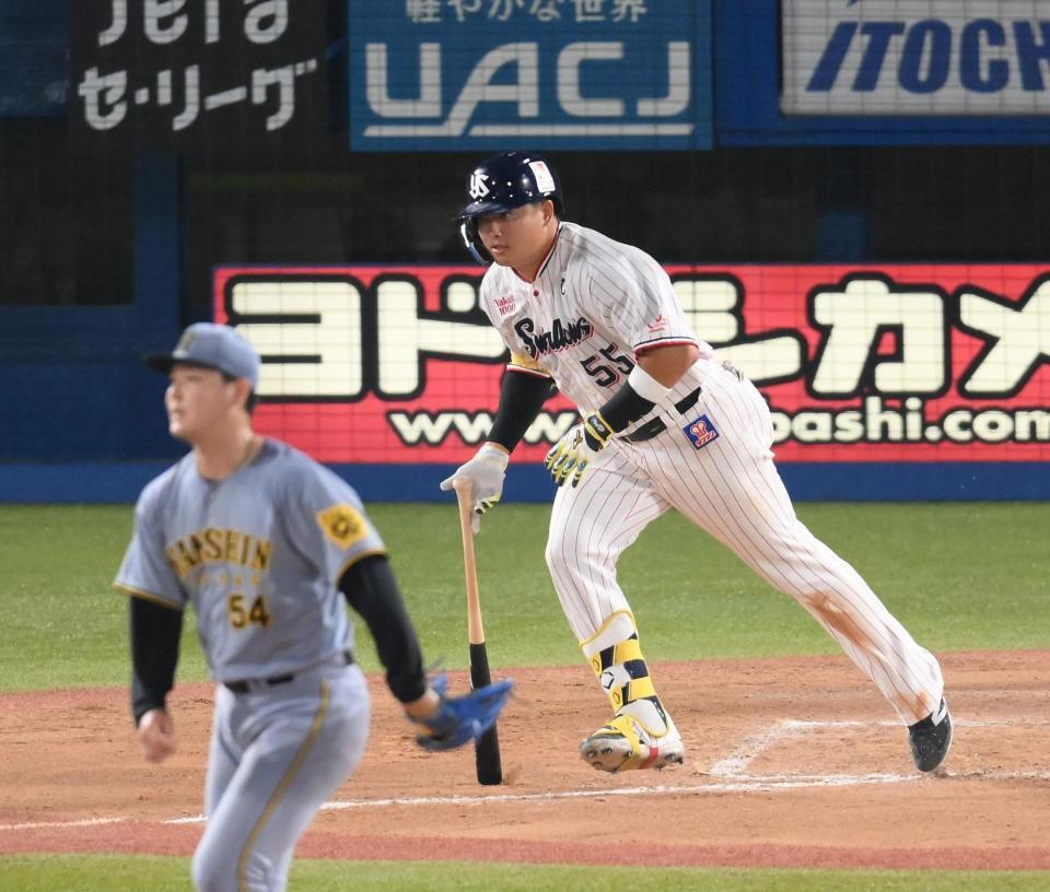 　７回、村上がこの試合４安打目となる右前打を放つ（投手・木下）＝撮影・堀内翔