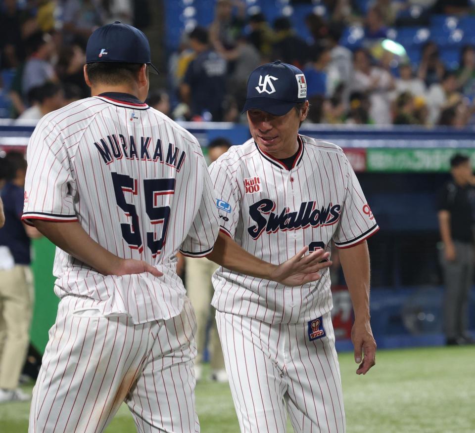 　村上をたたこうとする高津監督（撮影・佐々木彰尚）