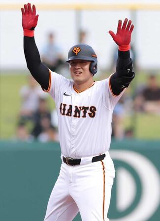 　１回、先制二塁打を放ち、ベンチへ向かって両手を上げる岡本（撮影・西岡正）