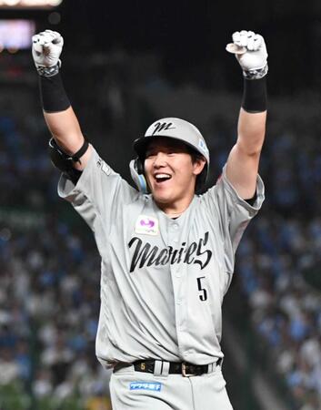 　９回、勝ち越し適時打を放った安田（撮影・佐藤厚）