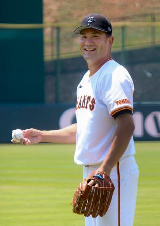 　練習で笑顔を見せる巨人・田中将＝川崎市のジャイアンツ球場