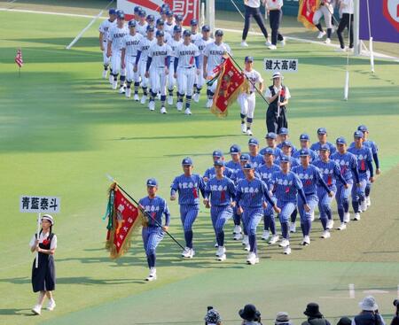 【写真】緑の芝生に映える青のストライプユニ　青藍泰斗　ド派手ユニを選んだ理由