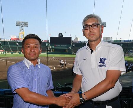 　健闘を誓う京都国際・小牧憲継監督（左）と健大高崎・青柳博文監督（撮影・西田忠信）