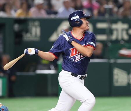 　１回、先制適時打を放つ福留孝介氏（撮影・石井剣太郎）