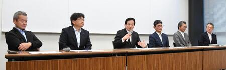 　会見する（左から）朝田憲祐理事（中日）、岡崎真也理事（ヤクルト）、鈴木清明理事長（広島）、三原一晃理事（ＤｅＮＡ）、嶌村聡理事（阪神）、星春海理事（巨人）＝代表撮影