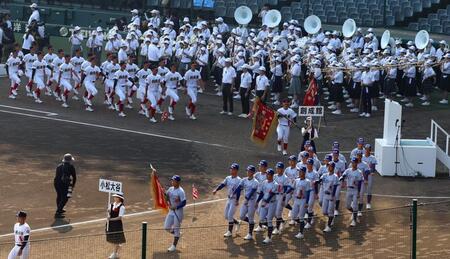 　入場行進する小松大谷と創成館の両校ナイン（撮影・山口登）