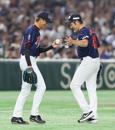 　７回、ドリーム・ヒーローズの能見篤史氏（左）に交代する下柳剛氏（撮影・石井剣太郎）