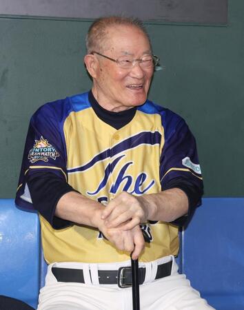 　笑顔を見せる張本勲氏（撮影・石井剣太郎）