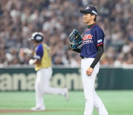 　９回、ザ・プレミアム・モルツ球団の中島氏（奥）に同点２ランを許したドリーム・ヒーローズの能見篤史氏（撮影・石井剣太郎）