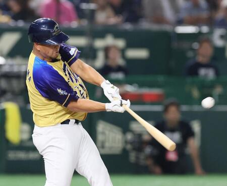 　９回、同点２ランを放つザ・プレミアム・モルツ球団の中島（撮影・石井剣太郎）