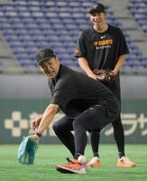 　戸郷（右）らと練習する田中将（撮影・吉澤敬太）