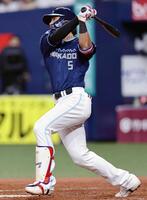 　４回、野村が左越えに本塁打を放つ