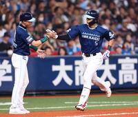 　４回、ソロを放ち生還する野村（撮影・山口登）