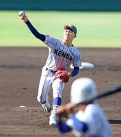 　打席に打者を立たせ、投球練習をする健大高崎・石垣元（撮影・中田匡峻）