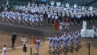 　入場行進する小松大谷と創成館の両校ナイン（撮影・山口登）