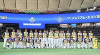 　記念撮影するザ・プレミアム・モルツ球団（撮影・石井剣太郎）