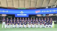 　記念撮影するドリーム・ヒーローズ（撮影・石井剣太郎）